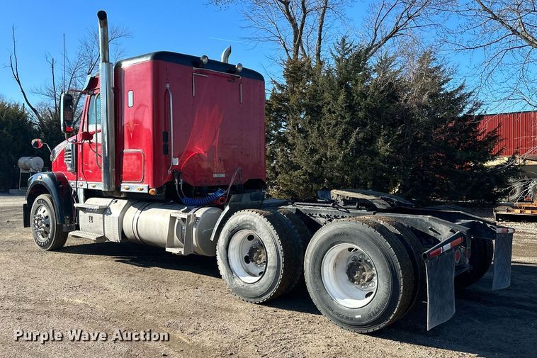 image for item OF9153 2011 Freightliner SD 122 Coronado semi truck