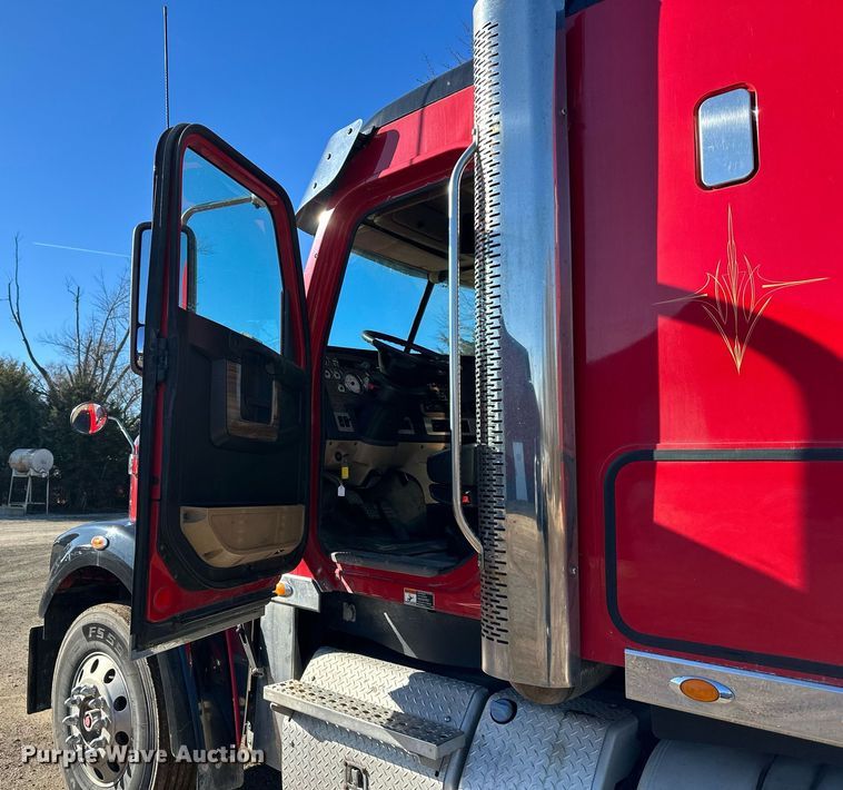 image for item OF9153 2011 Freightliner SD 122 Coronado semi truck