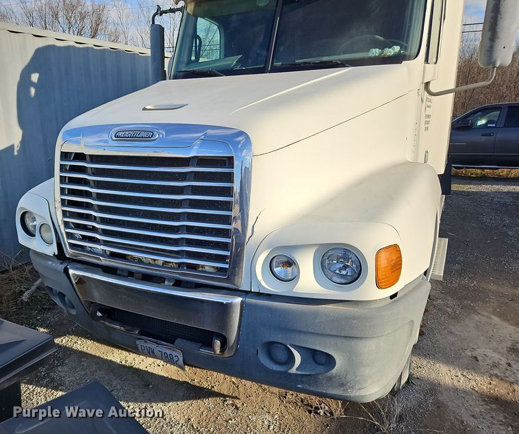 image for item OJ9703 2006 Freightliner  semi truck