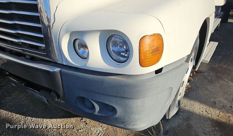 image for item OJ9703 2006 Freightliner  semi truck