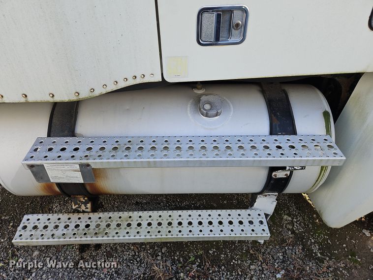 image for item OJ9703 2006 Freightliner  semi truck