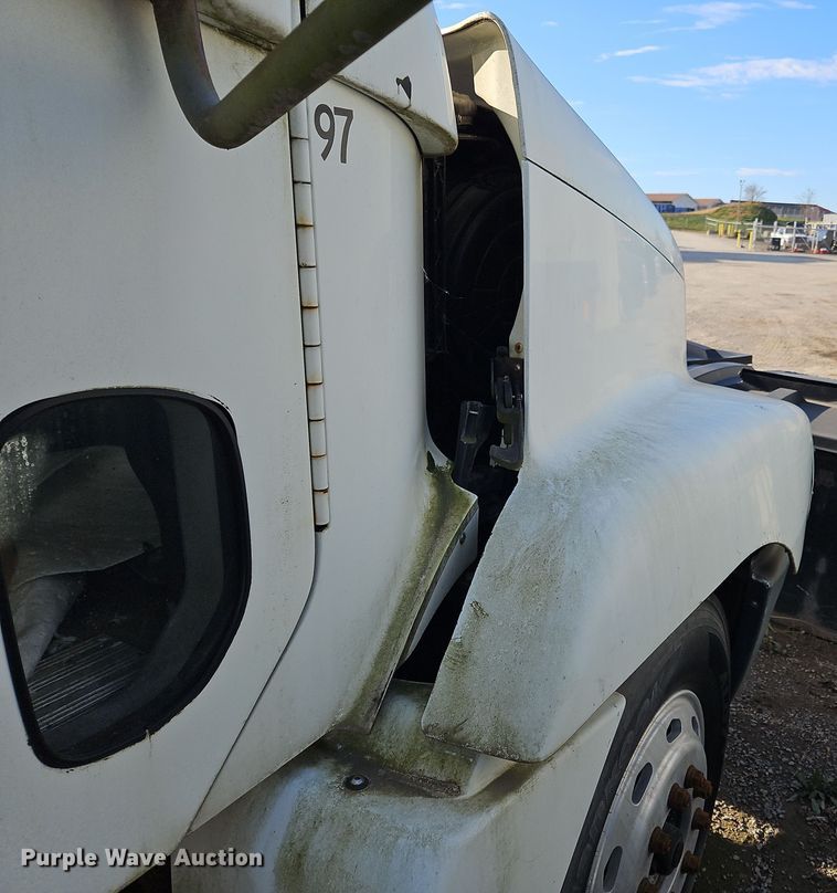 image for item OJ9703 2006 Freightliner  semi truck