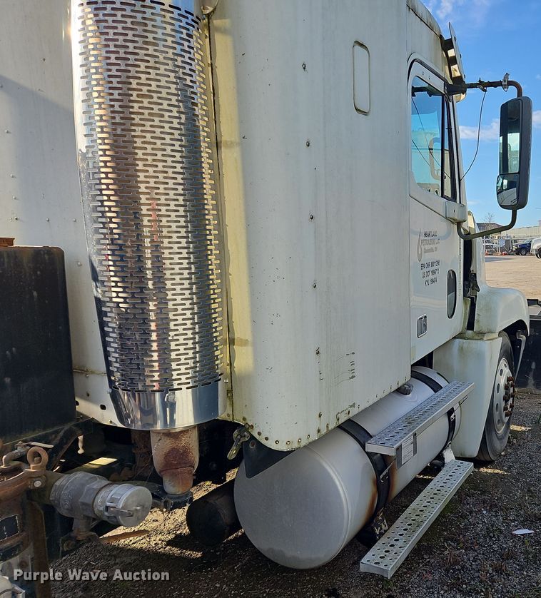 image for item OJ9703 2006 Freightliner  semi truck