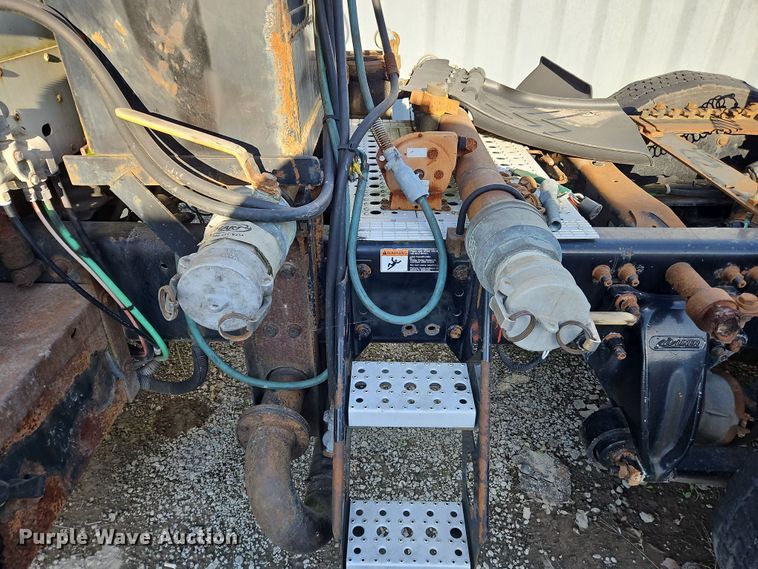 image for item OJ9703 2006 Freightliner  semi truck