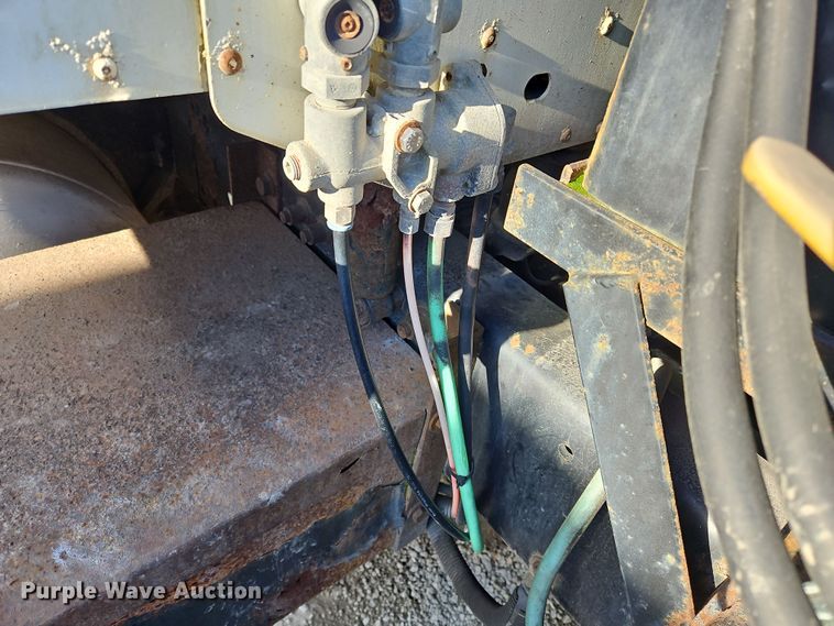 image for item OJ9703 2006 Freightliner  semi truck