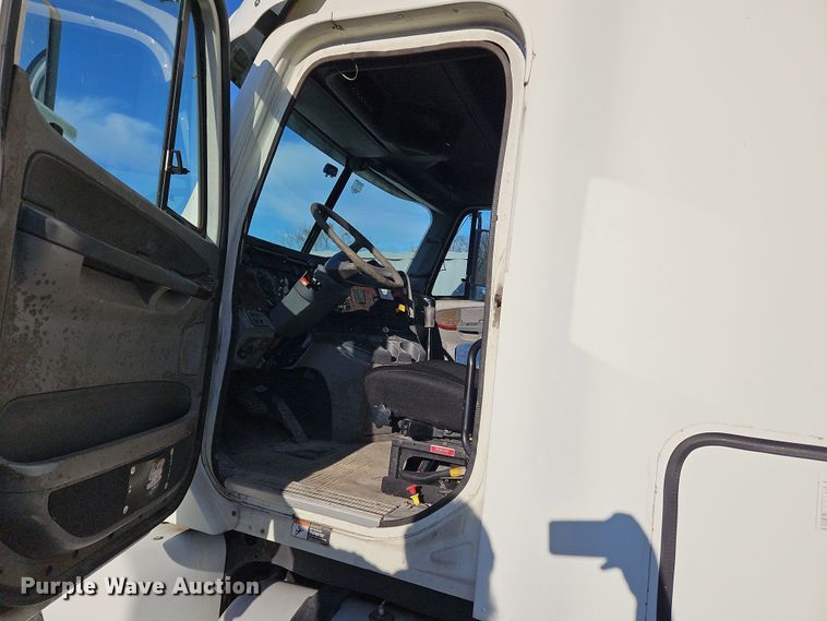 image for item OJ9703 2006 Freightliner  semi truck