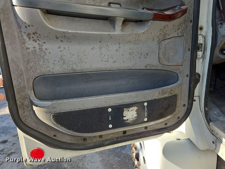 image for item OJ9703 2006 Freightliner  semi truck