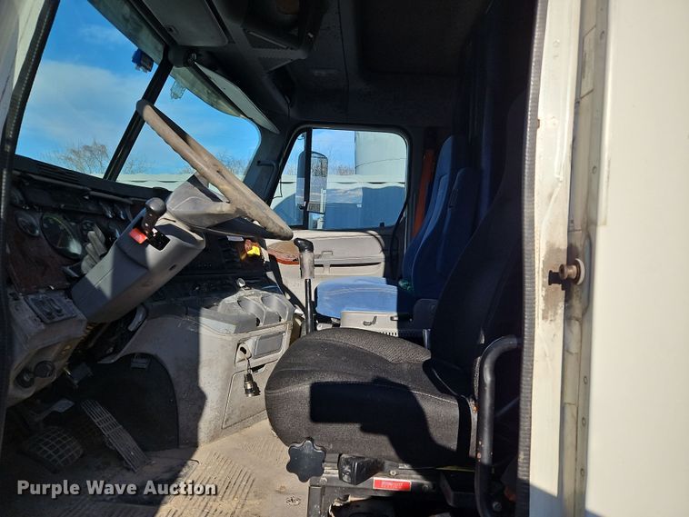 image for item OJ9703 2006 Freightliner  semi truck