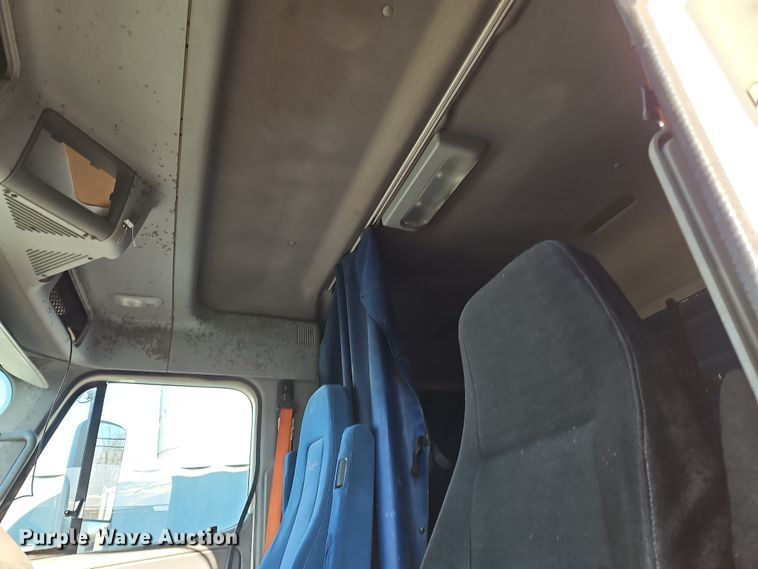 image for item OJ9703 2006 Freightliner  semi truck