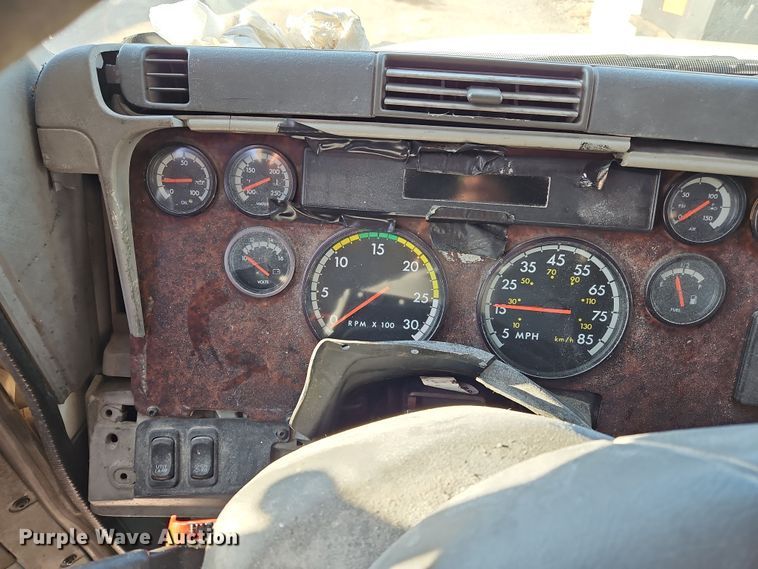 image for item OJ9703 2006 Freightliner  semi truck