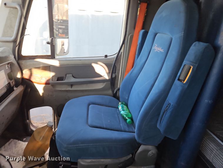 image for item OJ9703 2006 Freightliner  semi truck