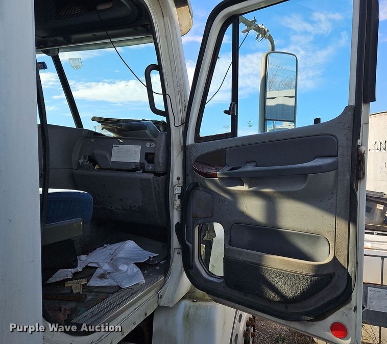 image for item OJ9703 2006 Freightliner  semi truck