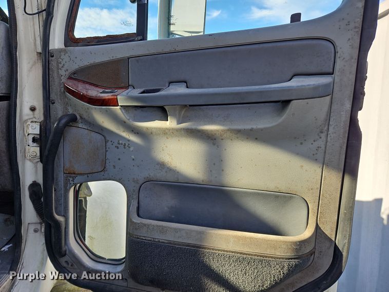 image for item OJ9703 2006 Freightliner  semi truck