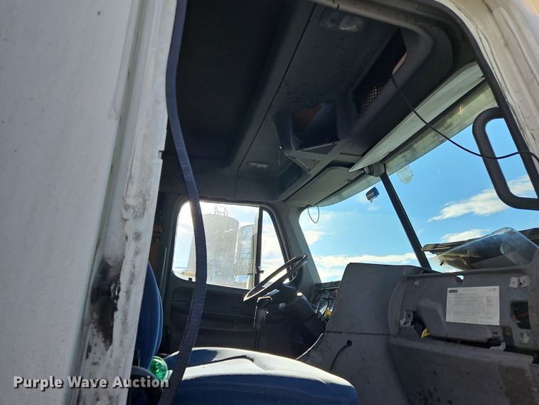 image for item OJ9703 2006 Freightliner  semi truck