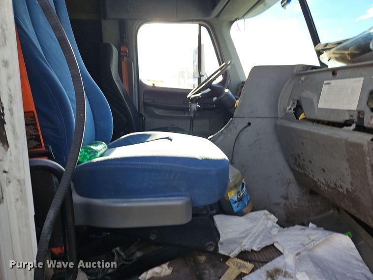 image for item OJ9703 2006 Freightliner  semi truck