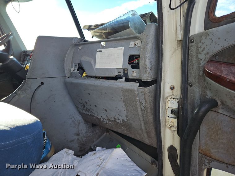 image for item OJ9703 2006 Freightliner  semi truck