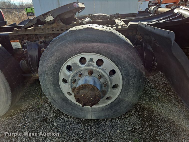 image for item OJ9703 2006 Freightliner  semi truck