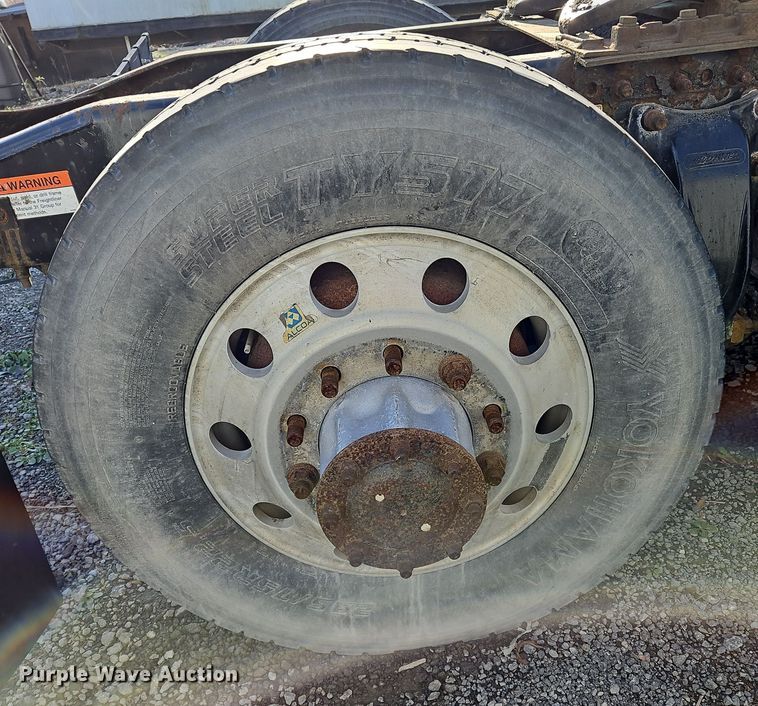 image for item OJ9703 2006 Freightliner  semi truck