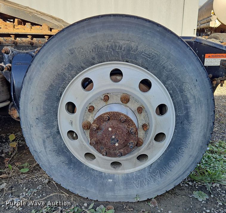 image for item OJ9703 2006 Freightliner  semi truck