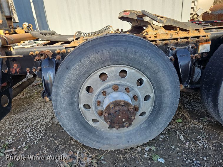 image for item OJ9703 2006 Freightliner  semi truck