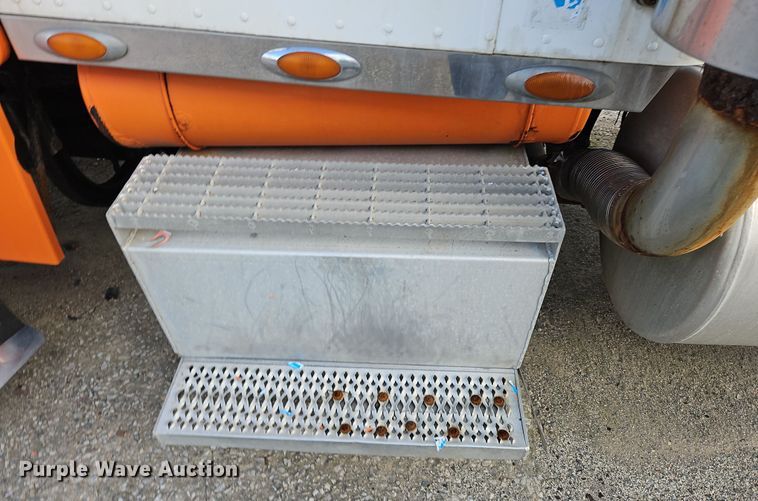 image for item OJ9706 2005 Peterbilt 379  semi truck