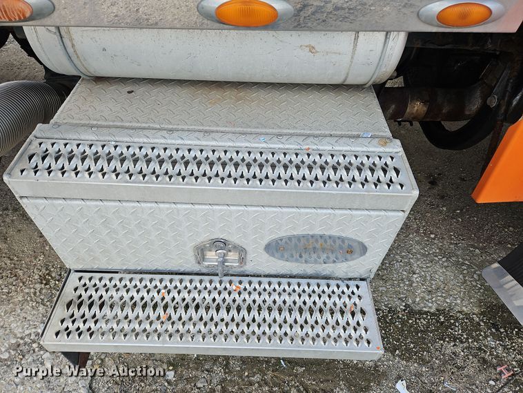 image for item OJ9706 2005 Peterbilt 379  semi truck