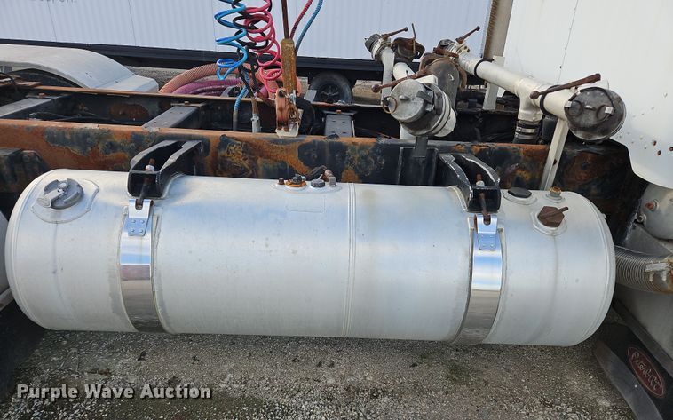 image for item OJ9706 2005 Peterbilt 379  semi truck