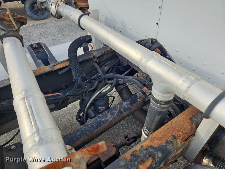 image for item OJ9706 2005 Peterbilt 379  semi truck