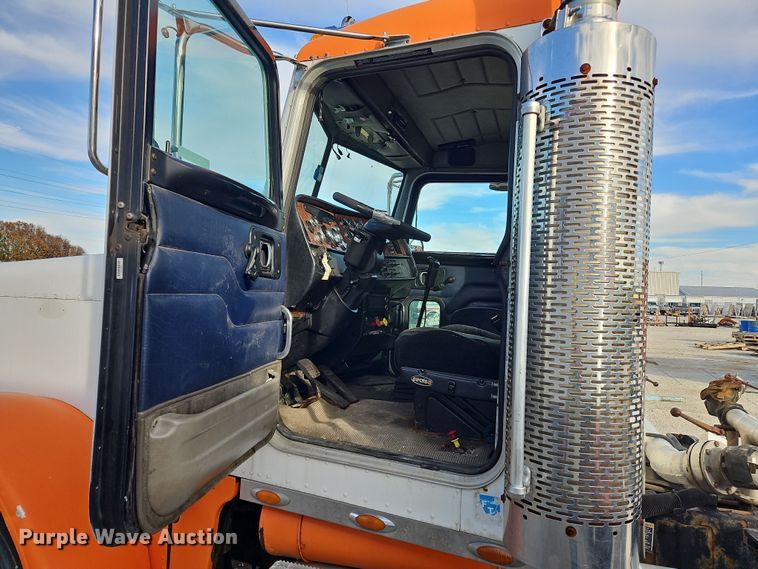 image for item OJ9706 2005 Peterbilt 379  semi truck