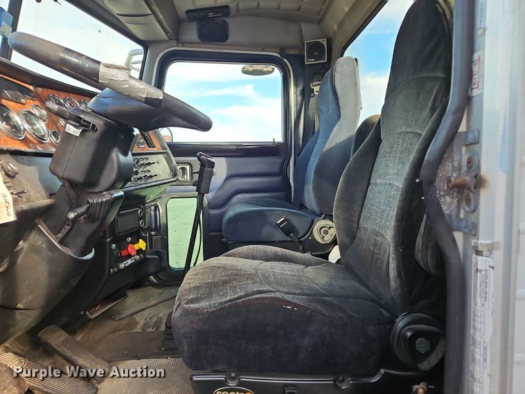 image for item OJ9706 2005 Peterbilt 379  semi truck