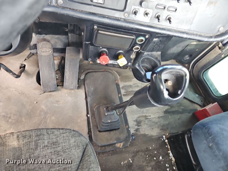 image for item OJ9706 2005 Peterbilt 379  semi truck