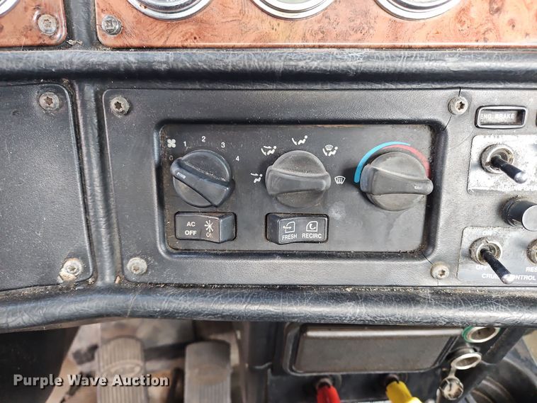 image for item OJ9706 2005 Peterbilt 379  semi truck