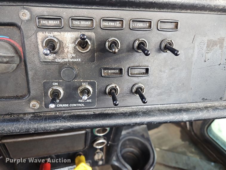 image for item OJ9706 2005 Peterbilt 379  semi truck