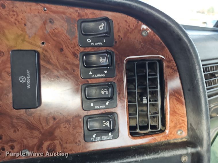 image for item OJ9706 2005 Peterbilt 379  semi truck