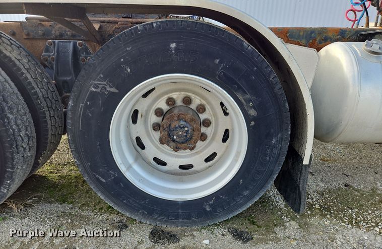 image for item OJ9706 2005 Peterbilt 379  semi truck