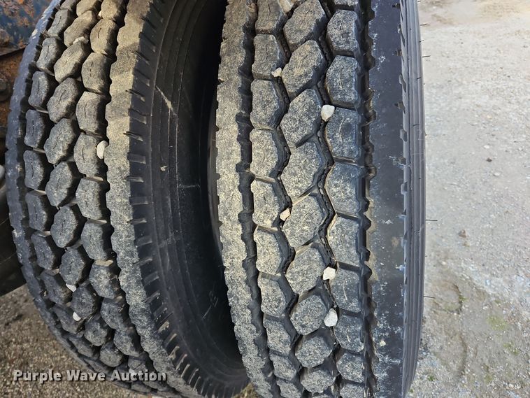 image for item OJ9706 2005 Peterbilt 379  semi truck