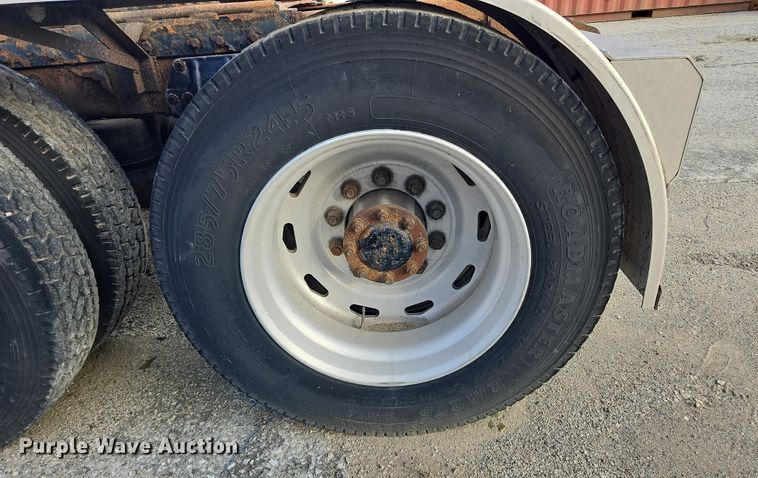 image for item OJ9706 2005 Peterbilt 379  semi truck