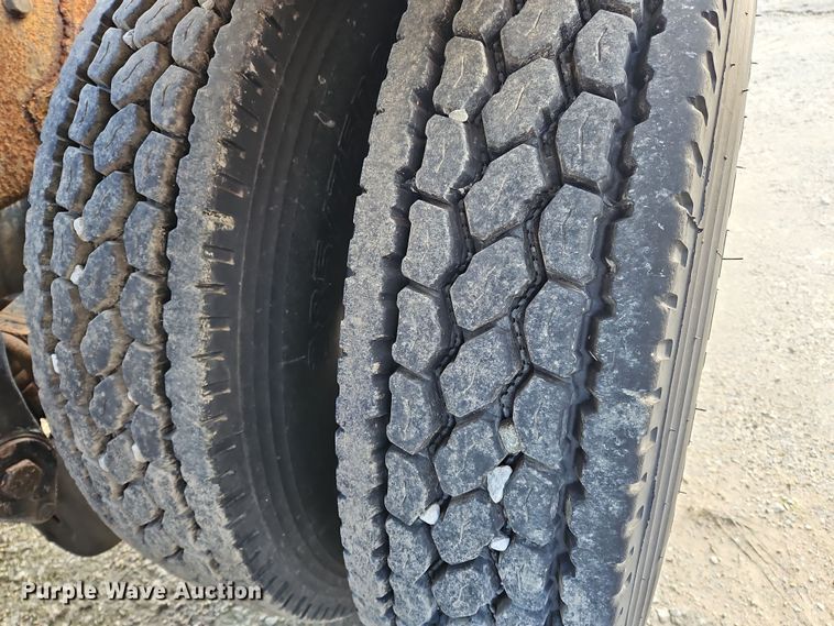 image for item OJ9706 2005 Peterbilt 379  semi truck