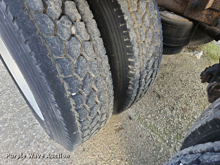 image for item OJ9706 2005 Peterbilt 379  semi truck