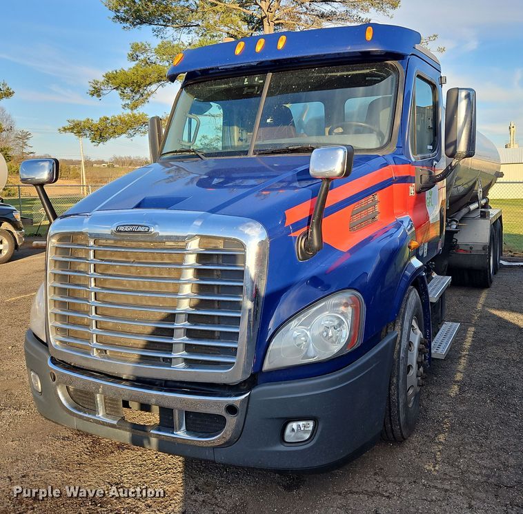 image for item OJ9707 2013 Freightliner Cascadia  tank truck