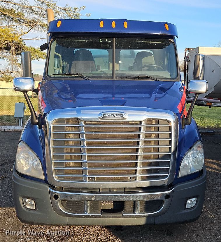 image for item OJ9707 2013 Freightliner Cascadia  tank truck