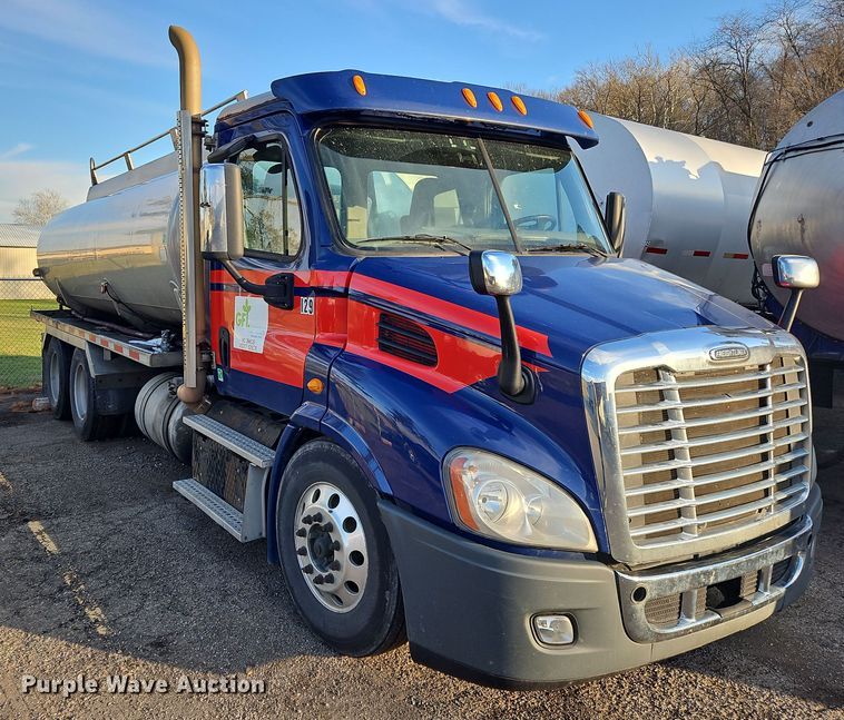 image for item OJ9707 2013 Freightliner Cascadia  tank truck