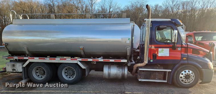image for item OJ9707 2013 Freightliner Cascadia  tank truck