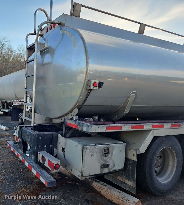 image for item OJ9707 2013 Freightliner Cascadia  tank truck