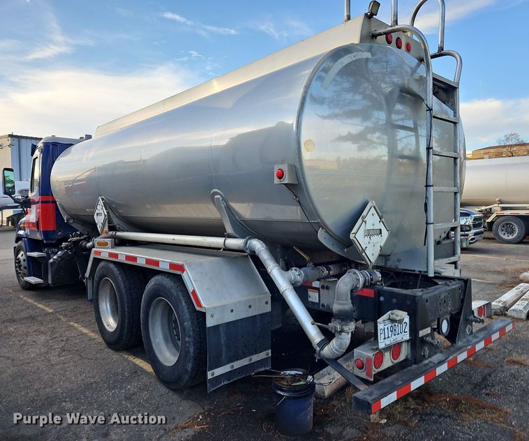 image for item OJ9707 2013 Freightliner Cascadia  tank truck