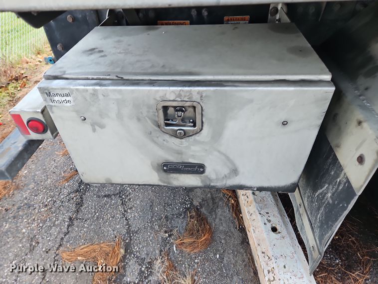 image for item OJ9707 2013 Freightliner Cascadia  tank truck