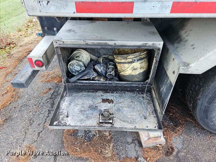 image for item OJ9707 2013 Freightliner Cascadia  tank truck