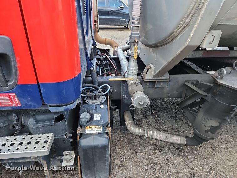 image for item OJ9707 2013 Freightliner Cascadia  tank truck