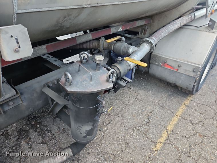 image for item OJ9707 2013 Freightliner Cascadia  tank truck