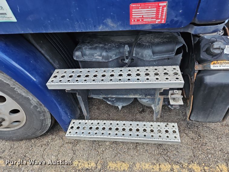 image for item OJ9707 2013 Freightliner Cascadia  tank truck